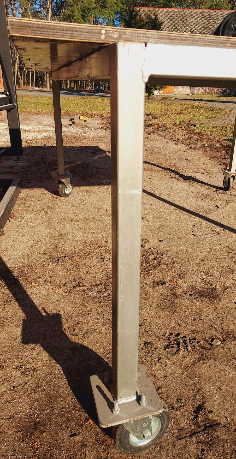 Duży stół warsztatowy na kółkach