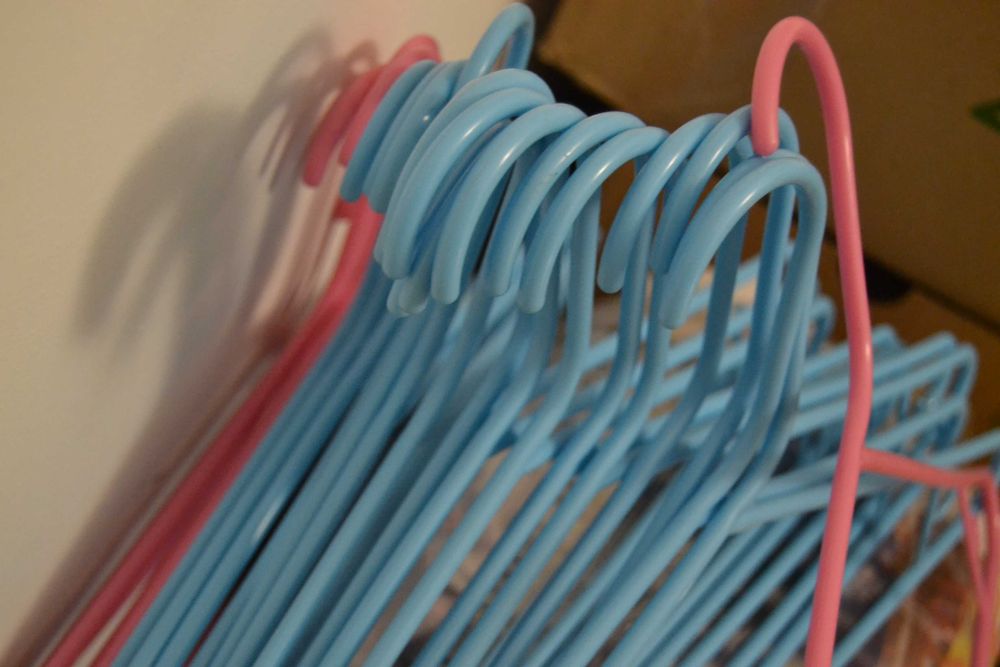 Plastikowe wieszaki na ubrania rozmiar dla dorosłych:) - 30 sztuk