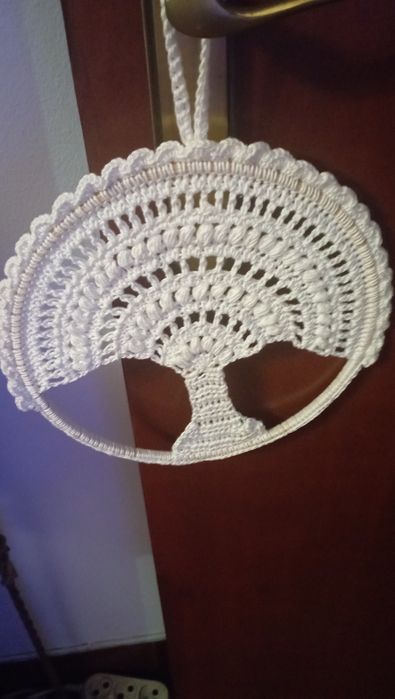 Mandalas e árvores da vida ,feitoas á mão em linha de crochê
