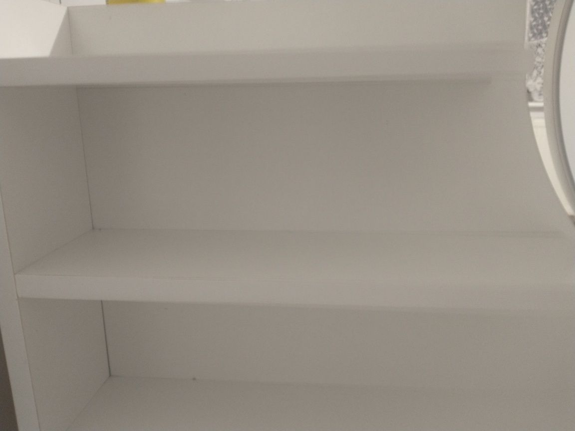 Toaletka koloru białego z okrągłym lustrem