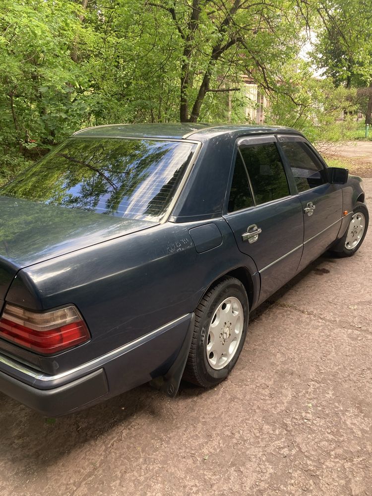Автомобиль меседес W124