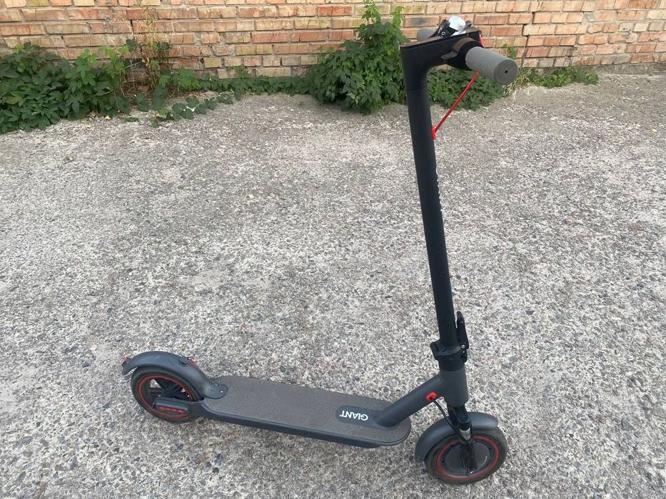 Продам самокат GIANT MOVE U8 PRO