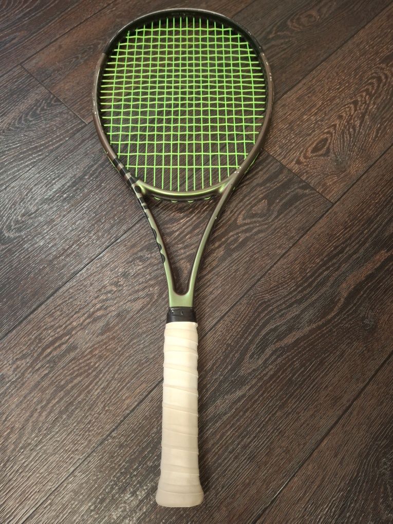 Тенісна ракетка WILSON BLADE 98  V8.0 
38% Sale