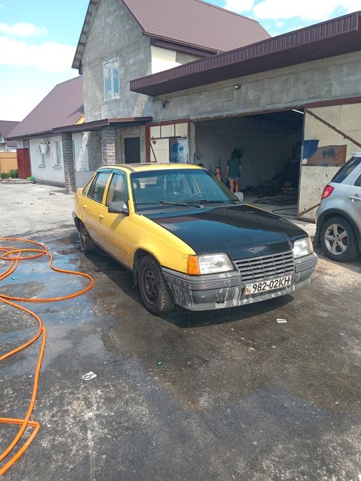 Розбираю Опель кадет 90 р.  1,6  бенз