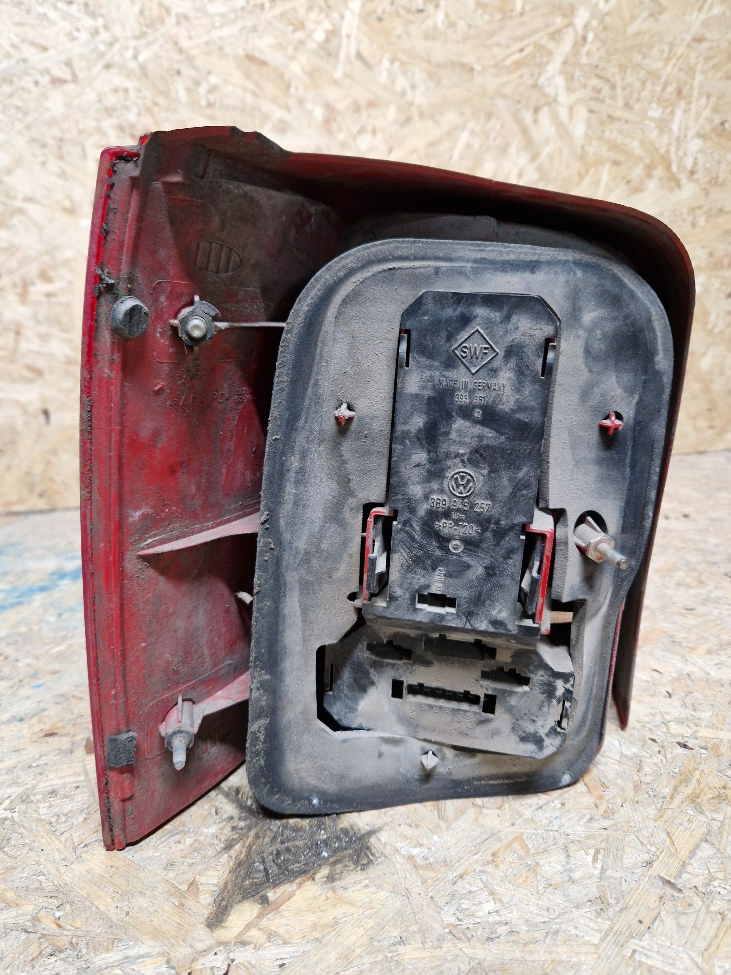 Lampa prawy tył vw passat b5 kombi 3b9.945.112f