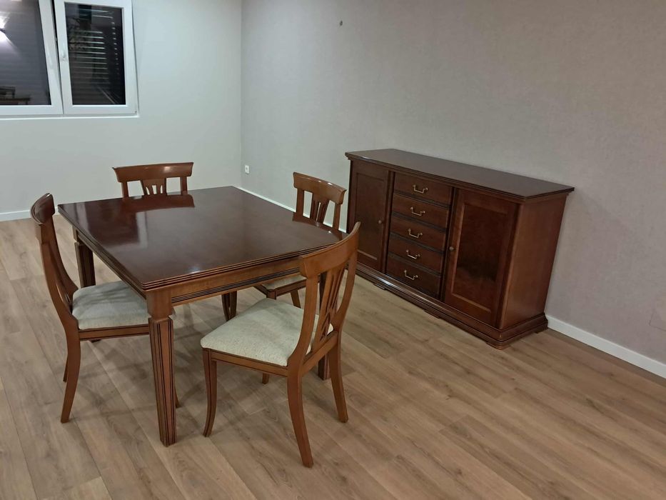 Mesa, cadeiras e móvel aparador de cerejeira