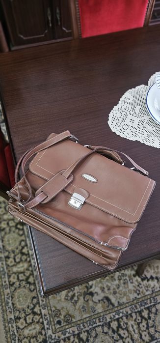 Pasta em pele com alça