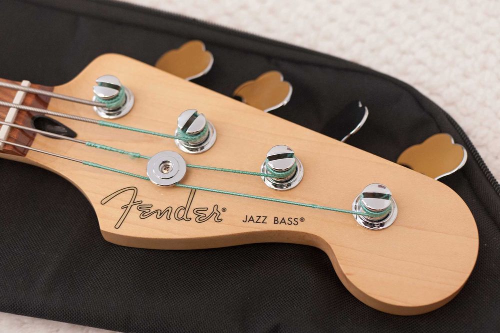 Fender/Squier Jazz Bass Fretless + Saco Fender