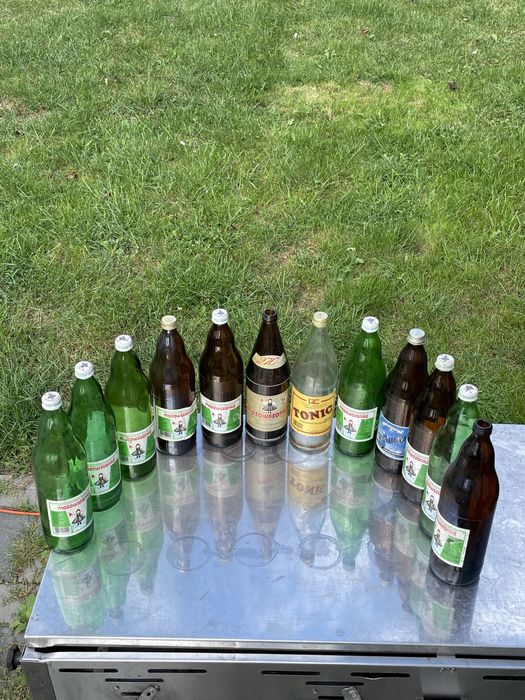 Mazowszanka Tonic Tarczyn butelki PRL razem ze skrzynką