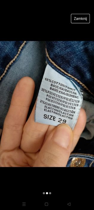 Jeansowe spodnie z dziurami