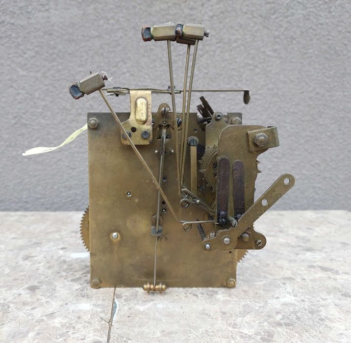 M010 Mechanizm starego zegara ściennego HAU cztery młotki