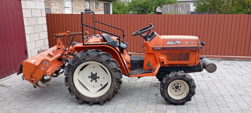 Продам б/у японський міні-трактор Kubota B1-17
