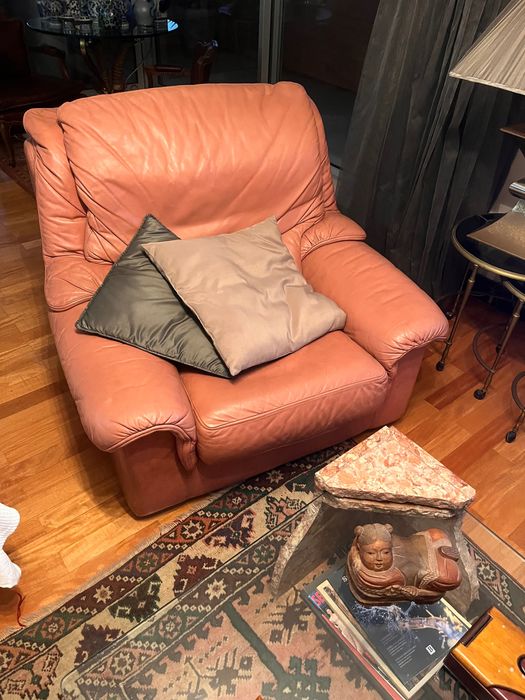 2 Sofás Poltrona de pele. Preço por unidade