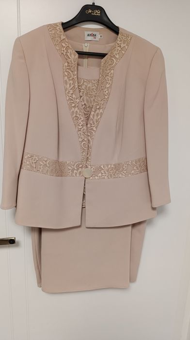 Beżowa piękna garsonka