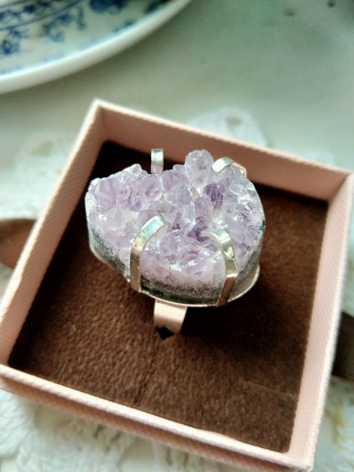 Regulowany pierścionek z naturalnym kamieniem ametystem szczotka