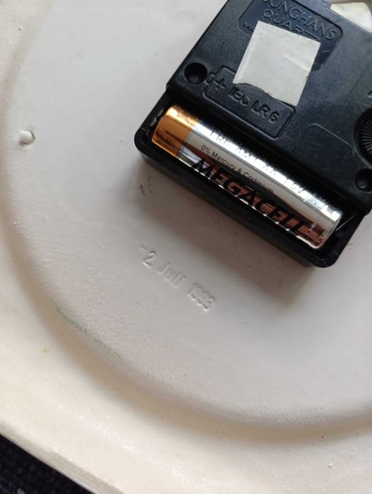 Porcelanowy zegar ścienny z czasów PRL