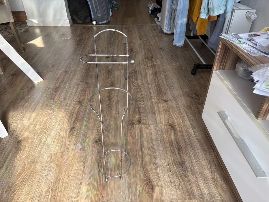 Elegancki stojak na papier toaletowy