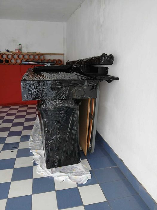 Cama dupla extensível com gavetão, estante em madeira e colchões