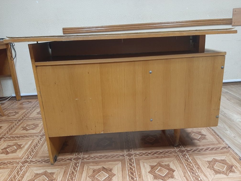 Продам  стіл  (2 шт)