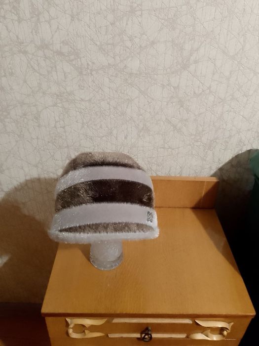 Шапка жіноча з козирком