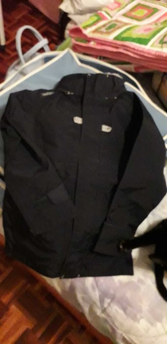 Impermeável/Corta vento azul impecável - 6 anos