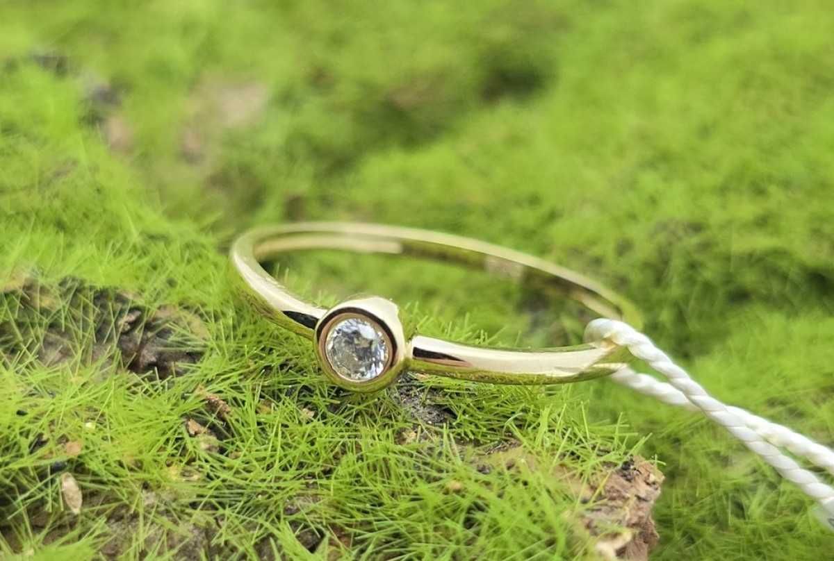 Uroczy złoty pierścionek 1,24g P585 R16