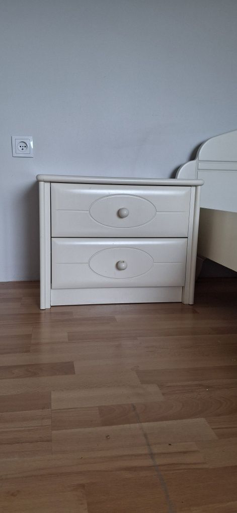 Zestaw mebli stelaż łóżka, dwie szafki nocne, lustro,duza szafa