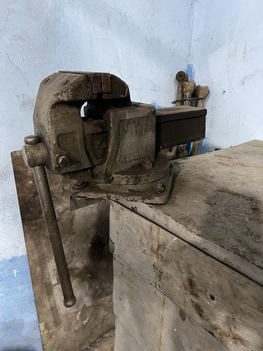 Стол железный, без точила и тисков.