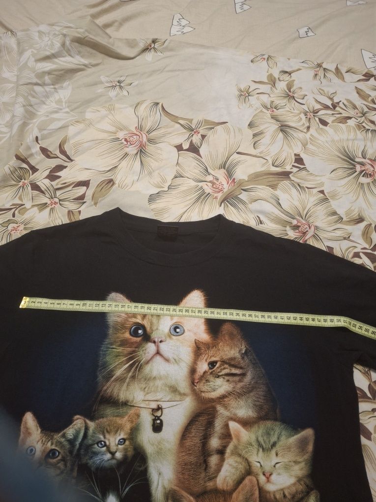 Красивая футболка с котиками.