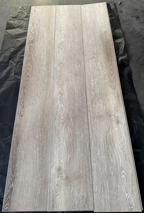 Piso vinílico com efeito madeira clara