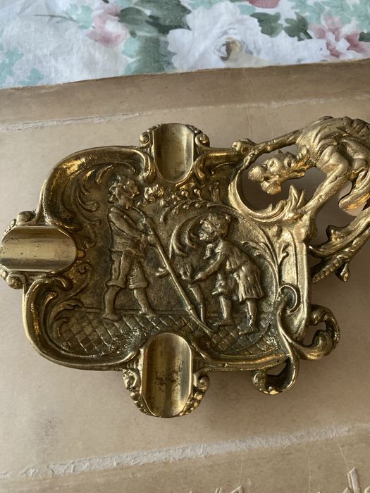 mosiężna popielniczka w stylu Art Nouveau,