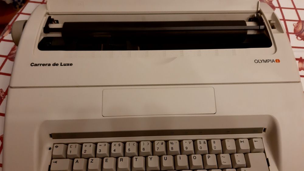 Máquina de escrever Olímpia elétrica em muito bom estado  conservação