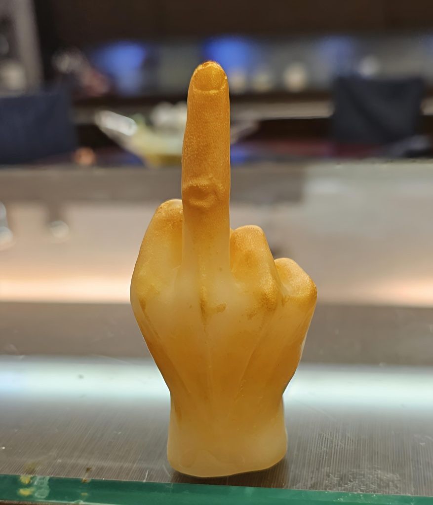 Fu.. Vela em formato de dedo do Meio