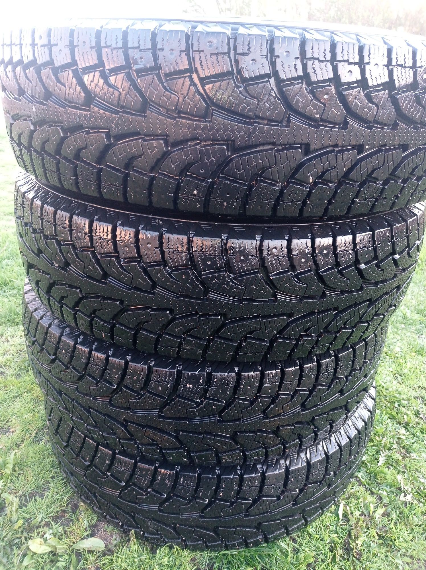 Продаю шину Hankook Winter I*Pike RW11 215/75 R16 103T (под шип)