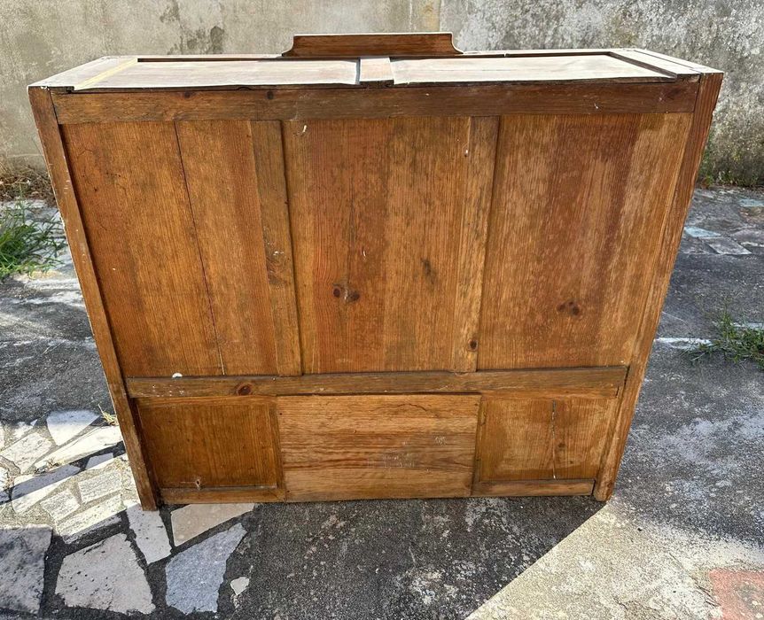 Móvel antigo com portas de vidro