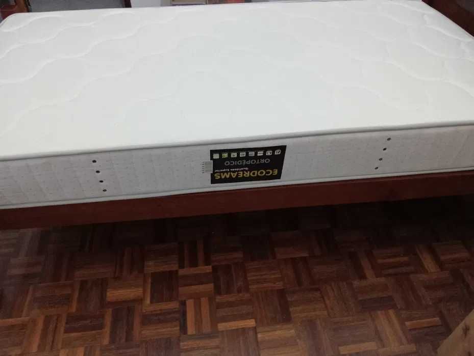 Vendo Cama de Solteiro/a com Estrado e Colchão