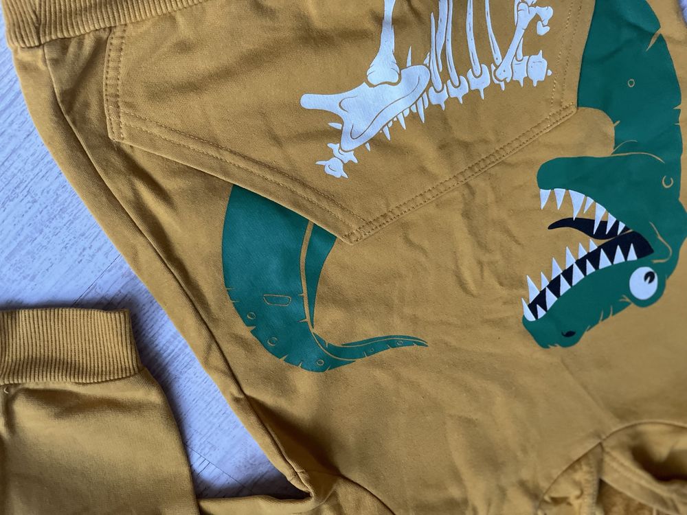 Bluza kangurka ze świecącym w ciemności dinozaurem