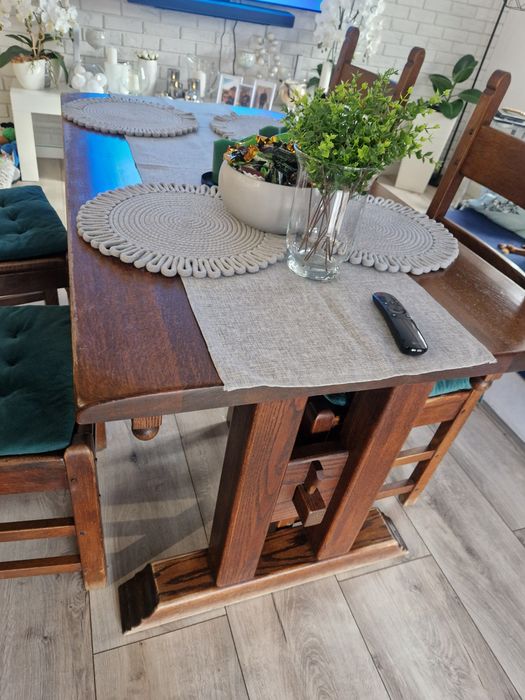 Stół dębowy z krzeslami