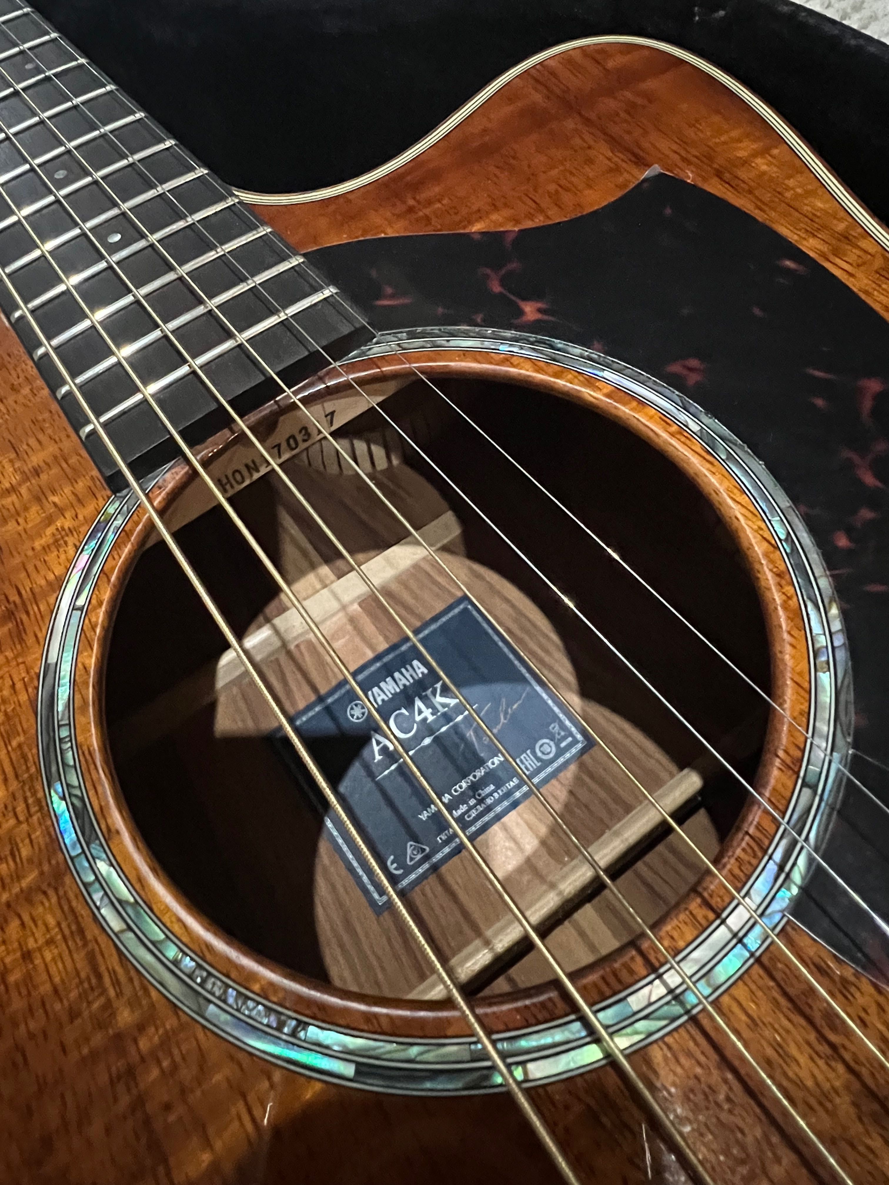 Guitarra nova - YAMAHA AC4K edição especial