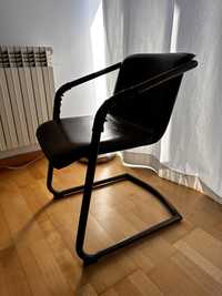 Cadeiras pes em metal e pele sintética