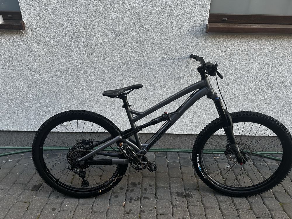 Rower Dartmoor blackbird 27,5 intro