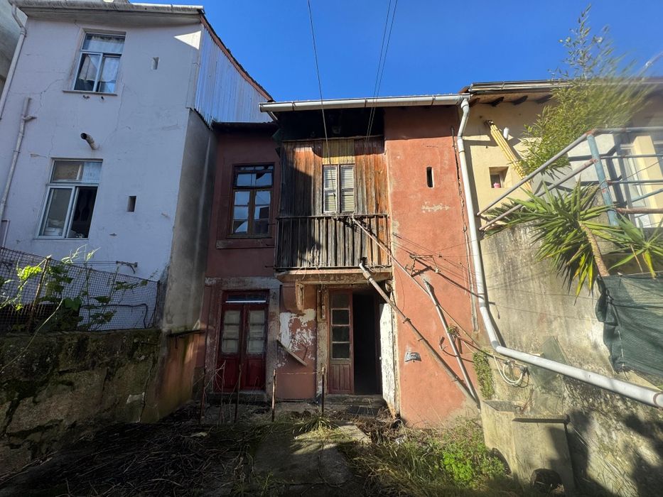 Moradia para restauro/Porto Bonfim