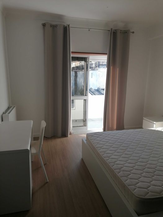 Arrenda-se quarto mobiliado com todas condições.