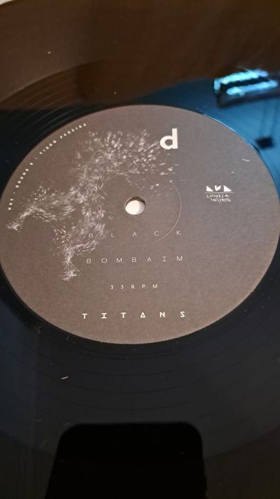 Black Bombaim – Titans