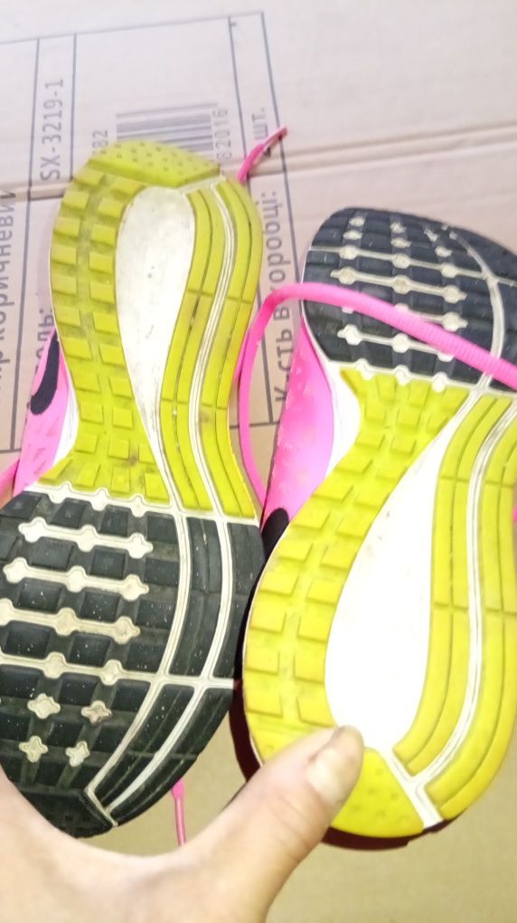 Кросівки жіночи Nike розмір розмір 38,5. В гарному стані.