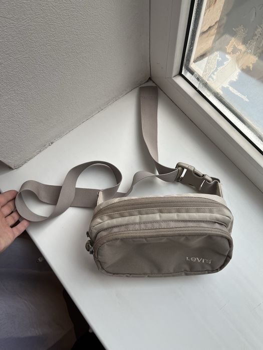 Бежева поясна сумочка від бренду Levi’s