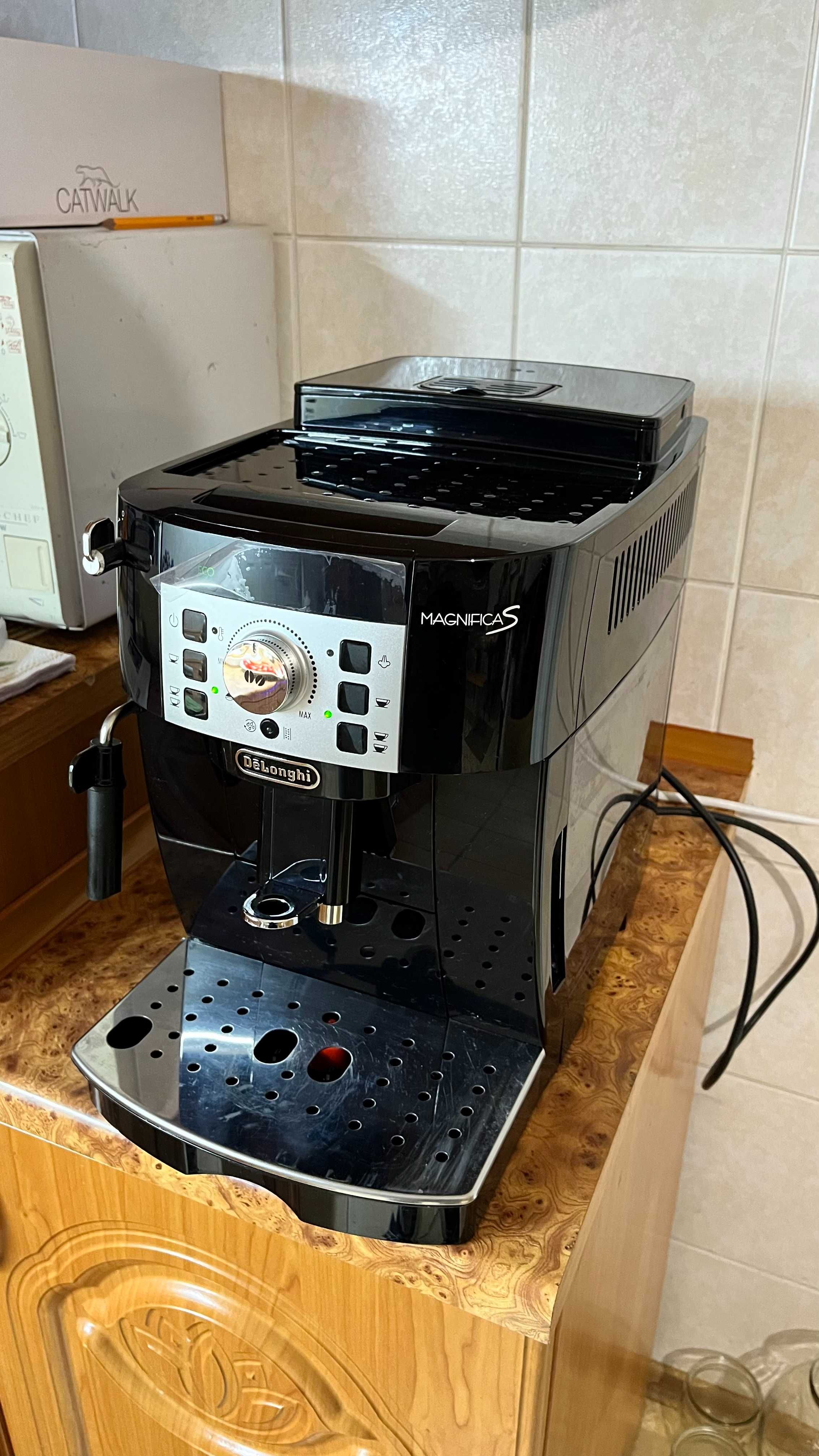 СРОЧНО!! Продам КОФЕМАШИНУ DeLonghi MagnificaS