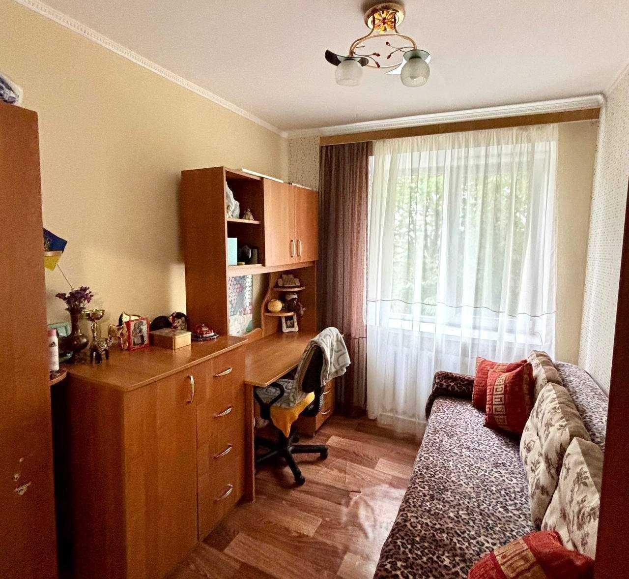 Продається 3-кімнатна квартира на Виставці!