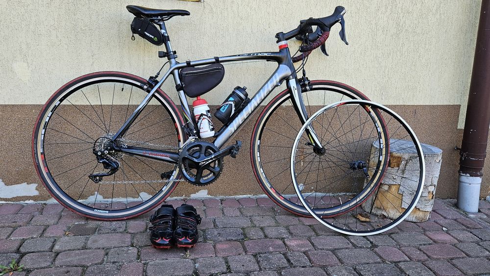 Rower szosowy specjalizet wraz z butami i kołem zapasowym przednim