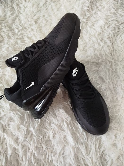 Nowe sportowe buty męskie.